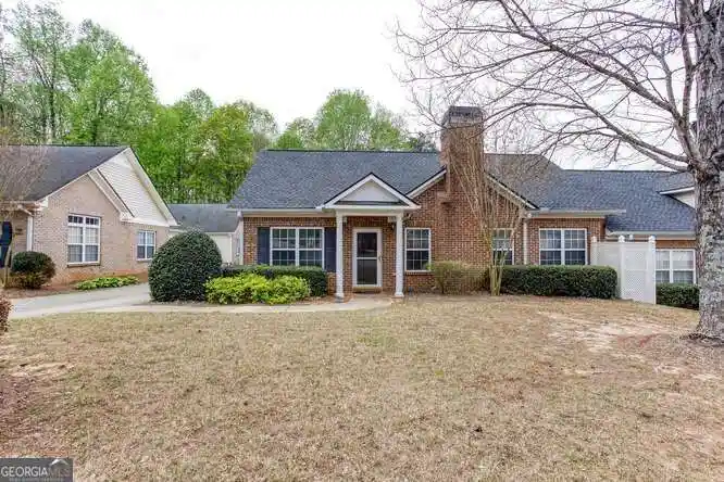 Listing Photo 2 - Condo for sale in 3402 Raes Creek Rd SW located at 3402 Raes Creek Rd SW, Marietta, GA 30008 - Unit #27
