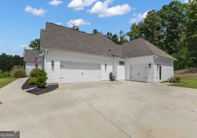 Photo 3 of Single family home for sale at 215 Greyfairs Ave, Senoia, GA 30276 | MLS# 10827579 | Listing updated on 2026-09-19