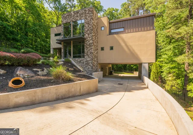 2nd image of 643 Larchmont Cir Nw, Atlanta, GA 30318 | MLS# 10753523