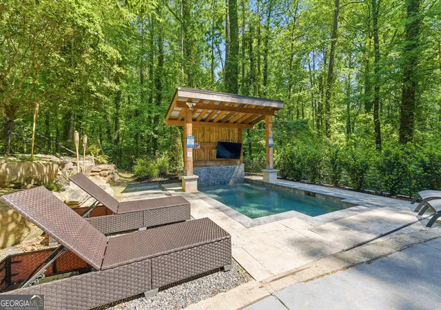 4th image of 643 Larchmont Cir Nw, Atlanta, GA 30318 | MLS# 10753523