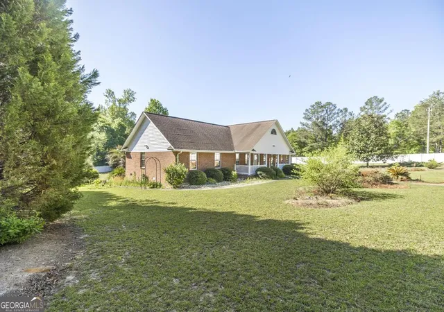 3rd image of 201 Strawberry Cir, Dublin, GA 31021 | MLS# 10733382