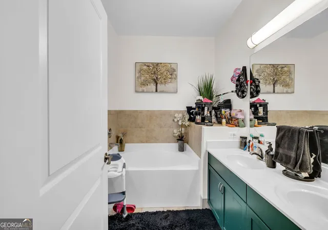 Listing Photo 2 - Condo for sale in building located at 870 Mayson Turner Rd Nw, Atlanta, GA 30314 - Unit #1246