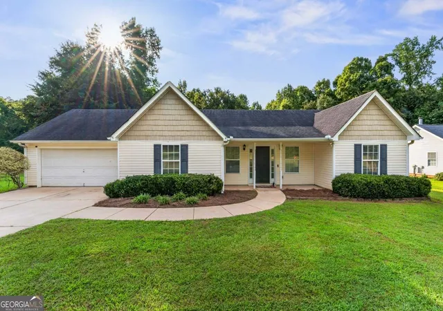 Photo 3 of Sale Pending at 150 Cottonwood Trl, Jackson, GA 30233 | MLS# 10831422 | Listing updated on 2026-08-27