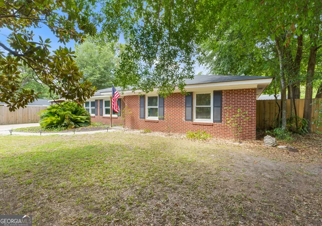 Photo 3 of Single family home for sale at 17 Regent Dr, Savannah, GA 31406 | MLS# 10801718 | Listing updated on 2026-08-21