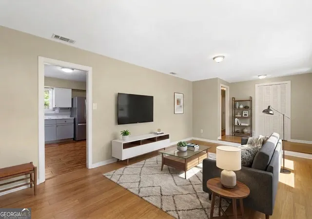 Photo 3 of Single family home for sale at 17 Regent Dr, Savannah, GA 31406 | MLS# 10801718 | Listing updated on 2026-08-21