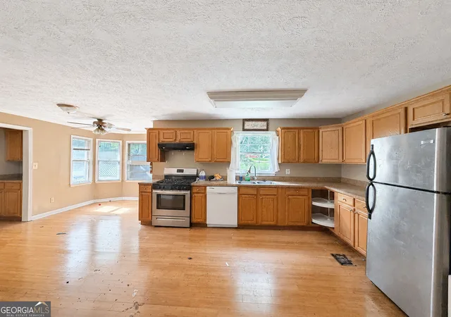 Photo 3 of Sale Pending at 677 Bankshire Dr, Suwanee, GA 30024 | MLS# 10791002 | Listing updated on 2026-08-13