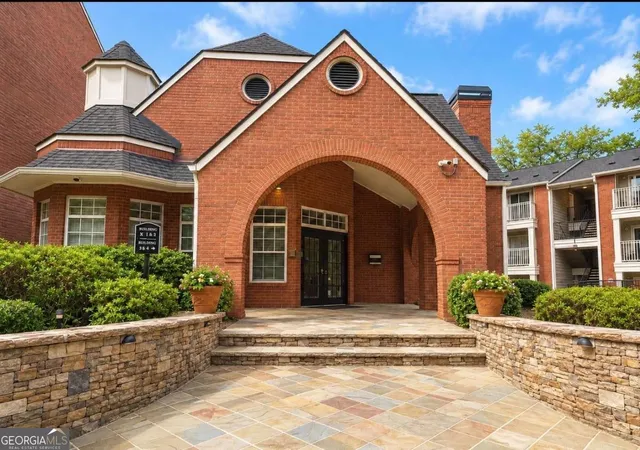 Listing Photo 2 - Condo for sale in building located at 2043 Chastain Park Ct NE, Atlanta, GA 30342 - Unit #