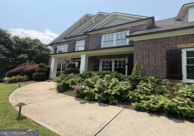 Photo 2 of Single family home for sale at 940 Lake Charles Dr, Roswell, GA 30075 | MLS# 10815195 | Listing updated on 2026-09-11
