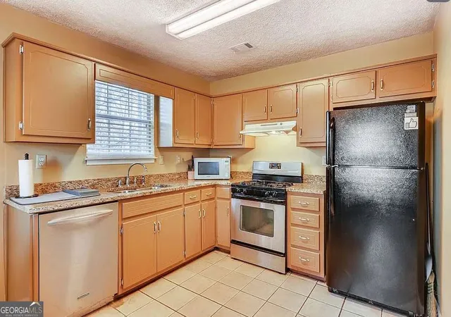 Listing Photo 3 - Condo for sale in building located at 5913 Summerglen Ln, Atlanta, GA 30349