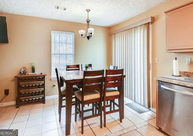 Listing Photo 4 - Condo for sale in building located at 5913 Summerglen Ln, Atlanta, GA 30349