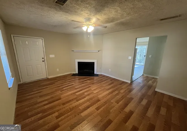 Listing Photo 5 - Condo for sale in building located at 5913 Summerglen Ln, Atlanta, GA 30349