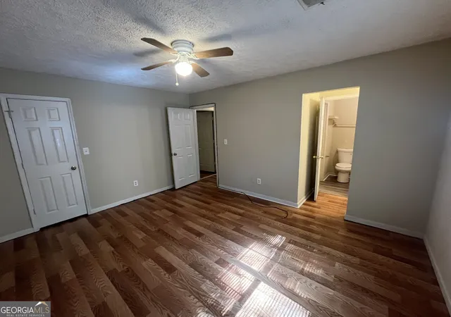 Listing Photo 2 - Condo for sale in building located at 5913 Summerglen Ln, Atlanta, GA 30349 - Unit #