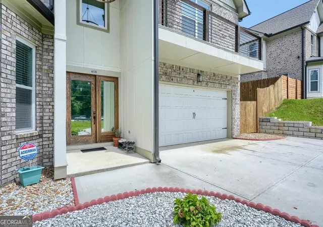 Photo 3 of Single family home for sale at 658 Rockbridge Rd Nw, Lilburn, GA 30047 | MLS# 10823571 | Listing updated on 2026-08-29