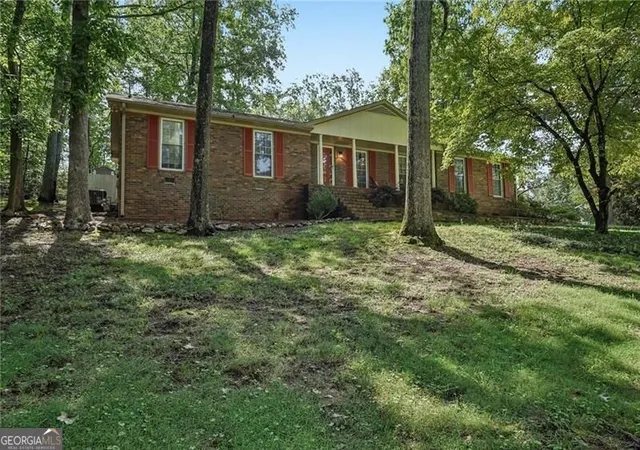 Photo 3 of Single family home for sale at 1025 Greenwood Acres Dr, Cumming, GA 30040 | MLS# 10824184 | Listing updated on 2026-09-17