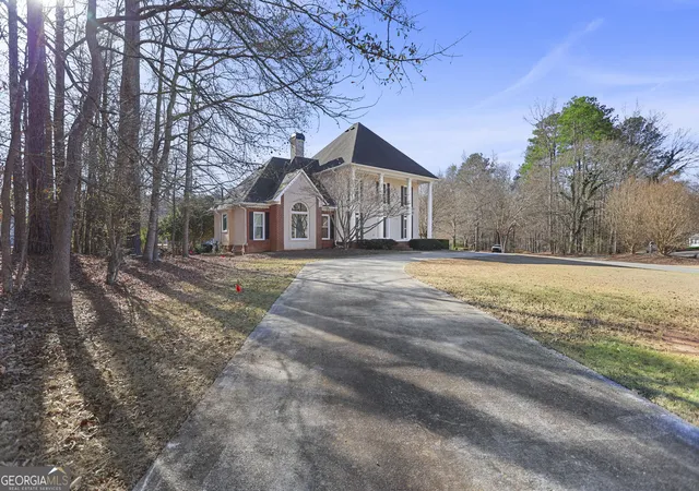 Photo 4 of Sale Pending at 240 Youngs Cir, Fayetteville, GA 30215 | MLS# 10665876 | Listing updated on 2026-01-17