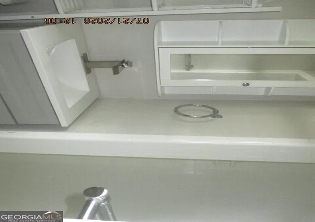Listing Photo 2 - Condo for sale in building located at 4060 Haverhill Dr Ne, Atlanta, GA 30342 - Unit #A
