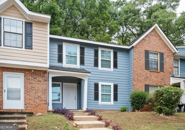 Photo 3 of Sale Pending at 725 Oak Dr, Hapeville, GA 30354 | MLS# 10724331 | Listing updated on 2026-08-25
