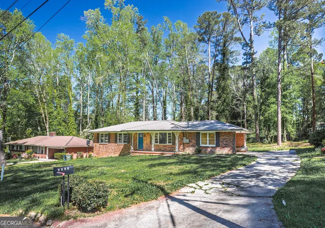 Photo 2 of Single family home for sale at 2933 Shelly Dr Sw, Atlanta, GA 30311 | MLS# 10832189 | Listing updated on 2026-09-07