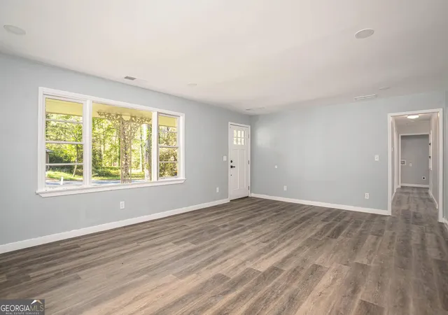 Photo 4 of Single family home for sale at 2933 Shelly Dr Sw, Atlanta, GA 30311 | MLS# 10832189 | Listing updated on 2026-09-07