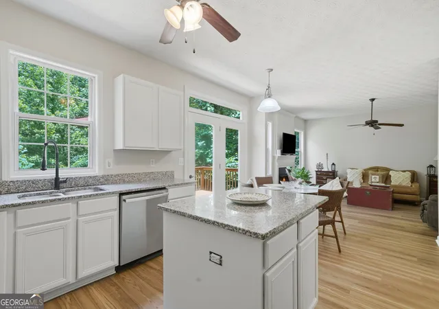 Photo 3 of Single family home for sale at 352 Park Creek Rdg, Woodstock, GA 30188 | MLS# 10834861 | Listing updated on 2026-09-11