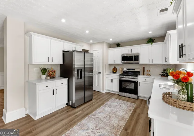 Photo 3 of Single family home for sale at 5654 Laurel Ridge Dr, East Point, GA 30344 | MLS# 10833922 | Listing updated on 2026-09-17