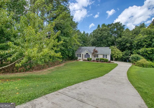 Photo 3 of Single family home for sale at 28 Pecan Lake Ct, Sharpsburg, GA 30277 | MLS# 10811580 | Listing updated on 2026-09-17