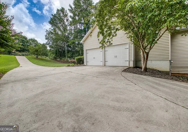 Photo 3 of Single family home for sale at 28 Pecan Lake Ct, Sharpsburg, GA 30277 | MLS# 10811580 | Listing updated on 2026-10-05