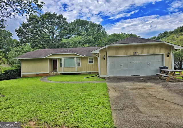1st image of 120 Aspen Lake Dr E, Newnan, GA 30263 | MLS# 10806304