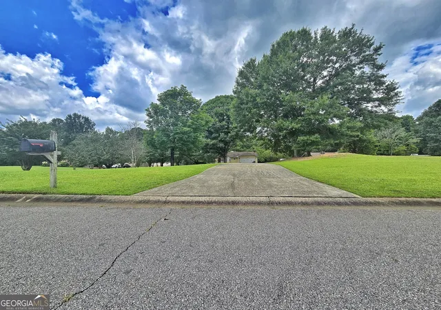 2nd image of 120 Aspen Lake Dr E, Newnan, GA 30263 | MLS# 10806304