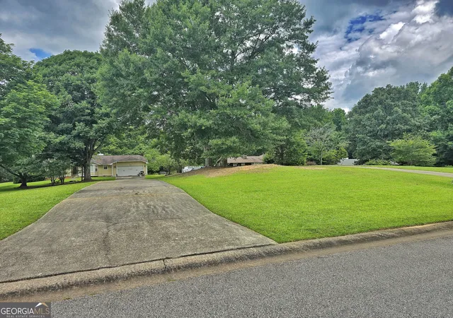 3rd image of 120 Aspen Lake Dr E, Newnan, GA 30263 | MLS# 10806304