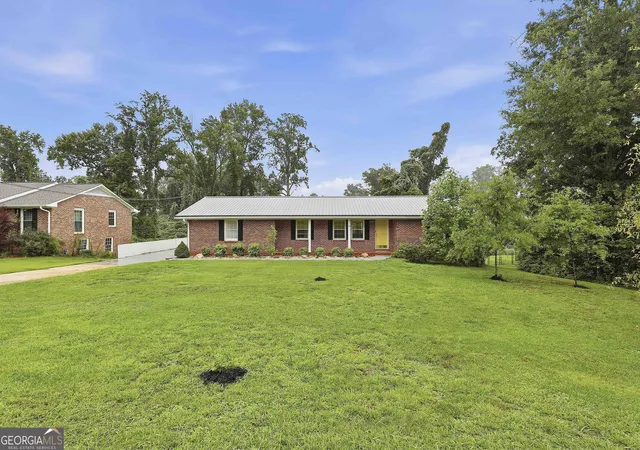 2nd image of 19 Colonial Dr, Newnan, GA 30263 | MLS# 10789186
