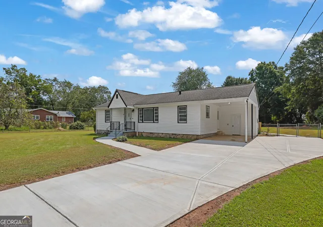 Photo 3 of Single family home for sale at 1655 Lucelle Ave, Stone Mountain, GA 30087 | MLS# 10835751 | Listing updated on 2026-09-12
