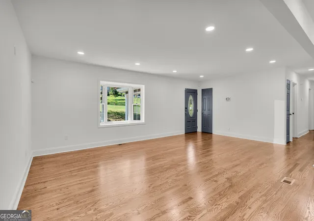 Photo 3 of Single family home for sale at 4246 Colony East Dr, Stone Mountain, GA 30083 | MLS# 10834980 | Listing updated on 2026-09-18