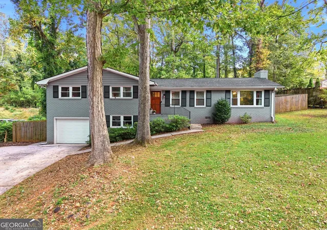 Photo 1 of Single family home for sale at 5562 Crestview Dr, Acworth, GA 30102 | MLS# 10881630 | Listing updated on 2026-10-30