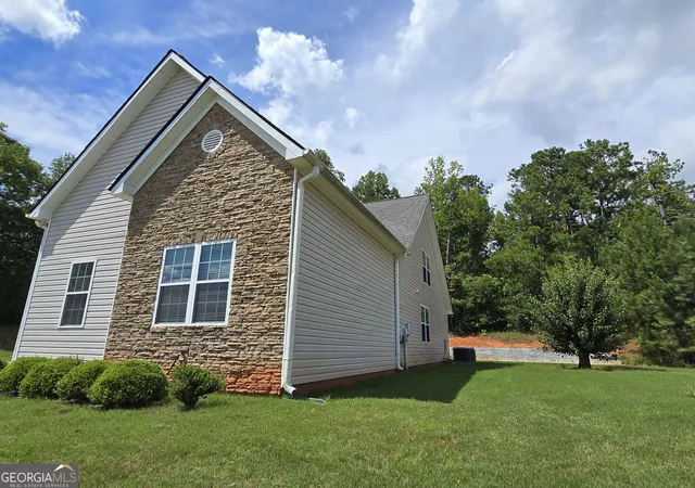 Photo 4 of Single family home for sale at 110 Lexington Park Dr, Lagrange, GA 30241 | MLS# 10820048 | Listing updated on 2026-09-11