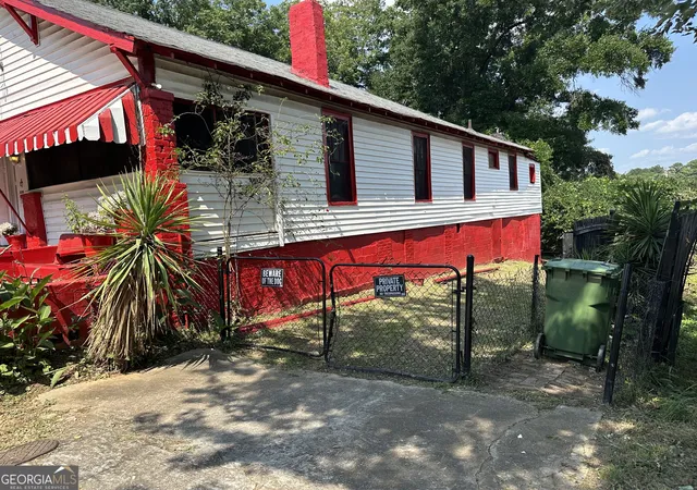 Listing Photo 2 - Condo for sale in building located at 814 Welch St SW, Atlanta, GA 30310 - Unit #