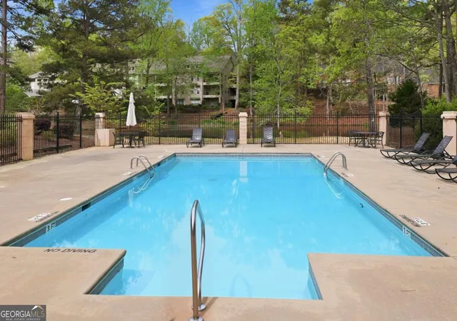 Listing Photo 2 - Condo for sale in building located at 125 Wood Lake Dr, Athens, GA 30606 - Unit #305