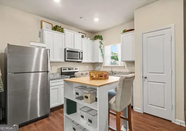 Photo 3 of Sale Pending at 209 Highwood Ln, East Point, GA 30344 | MLS# 10829381 | Listing updated on 2026-09-07