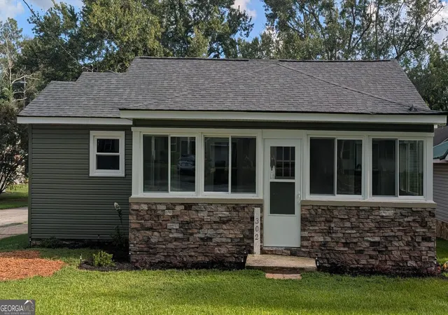 Photo 2 of Single family home for sale at 302 Pennsylvania Ave, Carrollton, GA 30117 | MLS# 10824943 | Listing updated on 2026-09-16