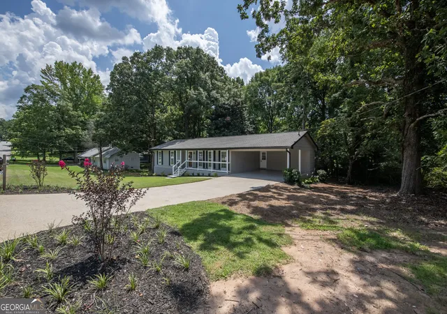 Photo 2 of Single family home for sale at 6109 Ridge Wy, Douglasville, GA 30135 | MLS# 10826957 | Listing updated on 2026-09-19