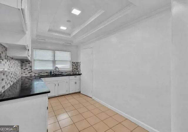 Listing Photo 5 - Condo for sale in building located at 477 Fairlane Cir NW, Atlanta, GA 30331