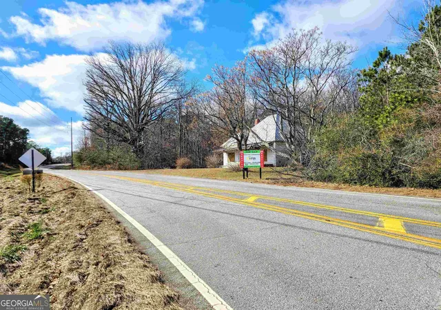 Photo 4 of Sale Pending at 192 Old Peachtree Rd Ne, Suwanee, GA 30024 | MLS# 10087188 | Listing updated on 2026-06-30