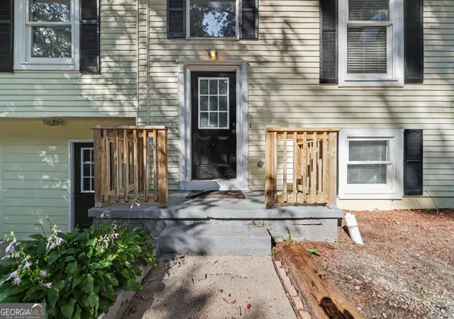 Photo 2 of Sale Pending at 3909 Valley Brk Rd, Snellville, GA 30039 | MLS# 10818031 | Listing updated on 2026-08-10