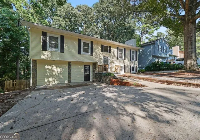 Photo 3 of Sale Pending at 3909 Valley Brk Rd, Snellville, GA 30039 | MLS# 10818031 | Listing updated on 2026-08-10
