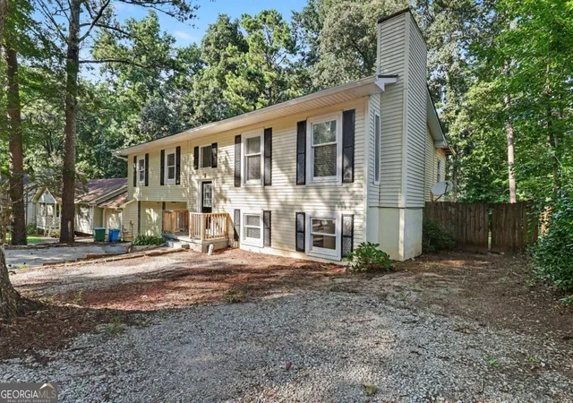 Photo 3 of Sale Pending at 3909 Valley Brk Rd, Snellville, GA 30039 | MLS# 10818031 | Listing updated on 2026-08-10