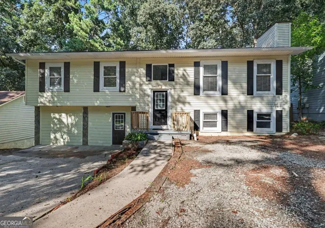 Photo 4 of Sale Pending at 3909 Valley Brk Rd, Snellville, GA 30039 | MLS# 10818031 | Listing updated on 2026-08-10