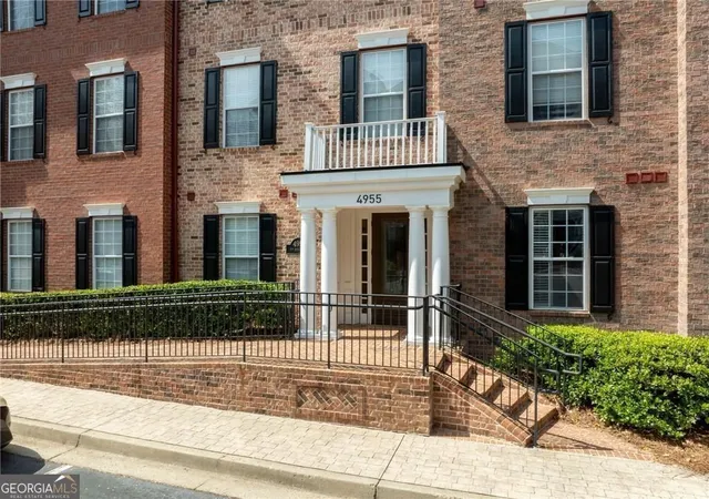 Listing Photo 2 - Condo for sale in building located at 4955 Ivy Ridge Dr SE, Smyrna, GA 30339 - Unit #303