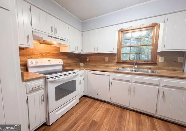 Photo 2 of Sale Pending at 3318 Ben Hill St Sw, Marietta, GA 30008 | MLS# 10826595 | Listing updated on 2026-09-14
