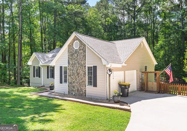 Photo 1 of Sale Pending at 25 Ashley Crk Dr, Newnan, GA 30263 | MLS# 10764834 | Listing updated on 2026-09-14