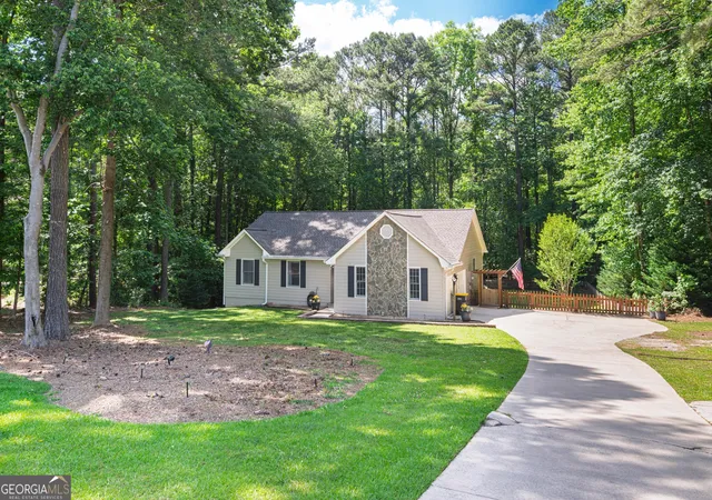 Photo 2 of Sale Pending at 25 Ashley Crk Dr, Newnan, GA 30263 | MLS# 10764834 | Listing updated on 2026-09-14